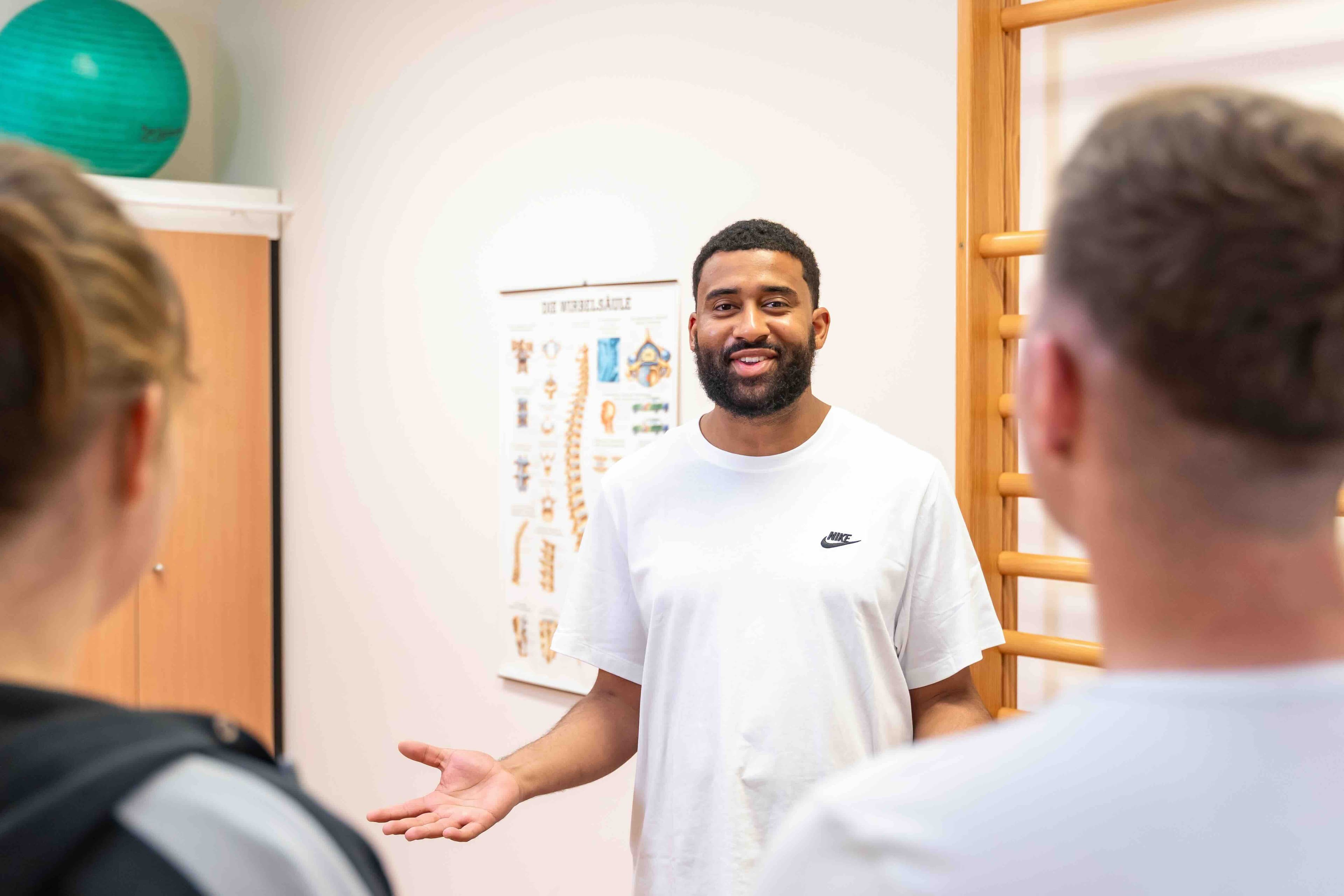 Ergotherapeut leitet eine Gruppentherapie im Therapieraum